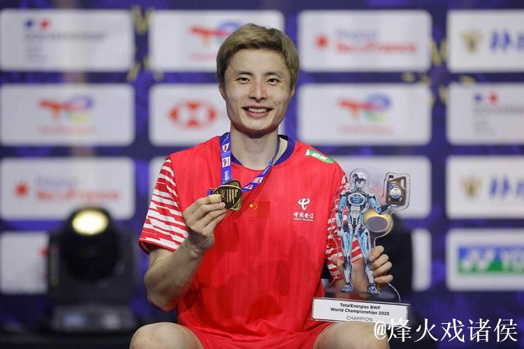 石宇奇总决赛爆冷丢冠，法国小将小波波夫一战封王
